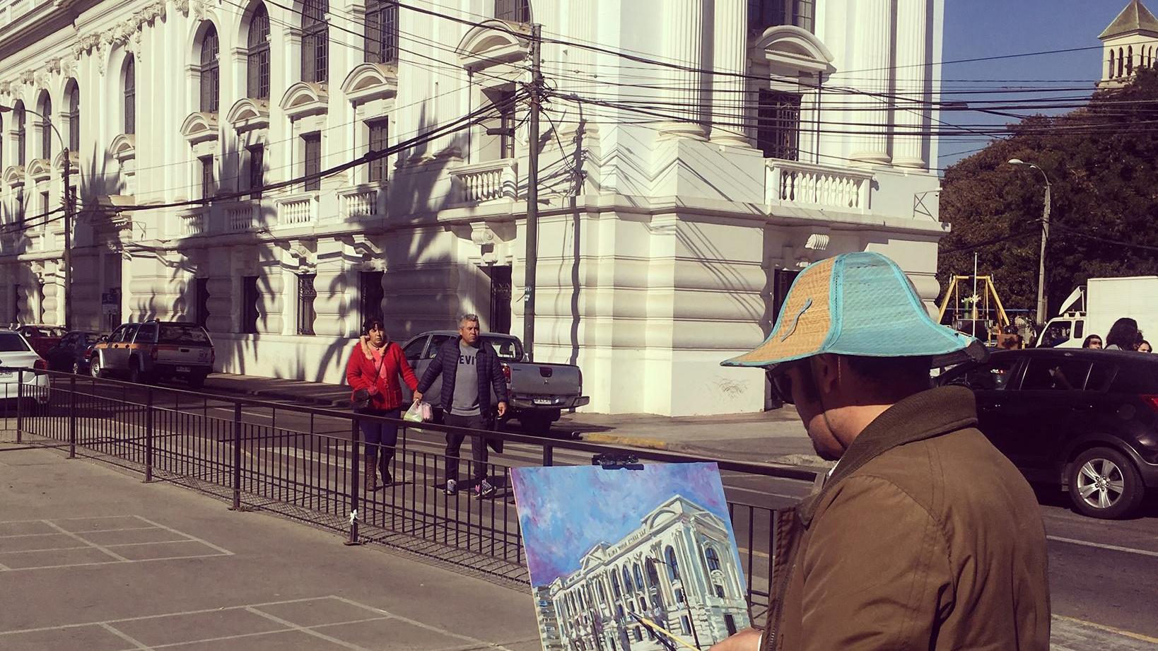 Fotografía de pintor, pintando cuadro del edificio de la biblioteca