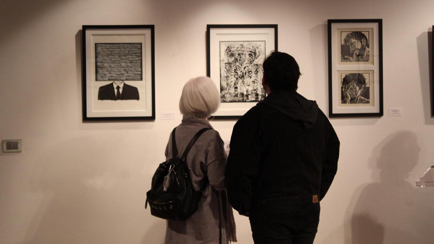 Fotografía de 2 personas mirando la expocisión