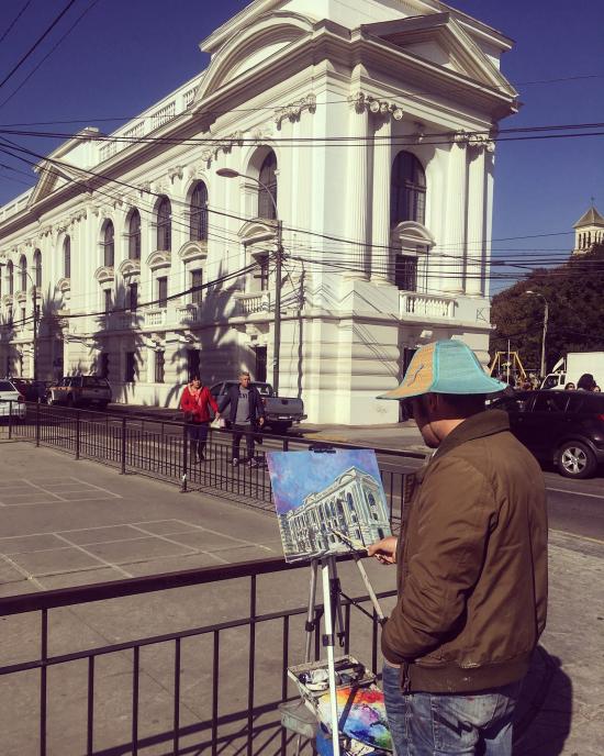 Fotografía de pintor, pintando cuadro del edificio de la biblioteca